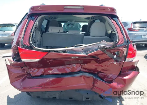 2013 Toyota Sienna Le z USA, uszkodzony, nr VIN 5TDKK3DC1DS394667